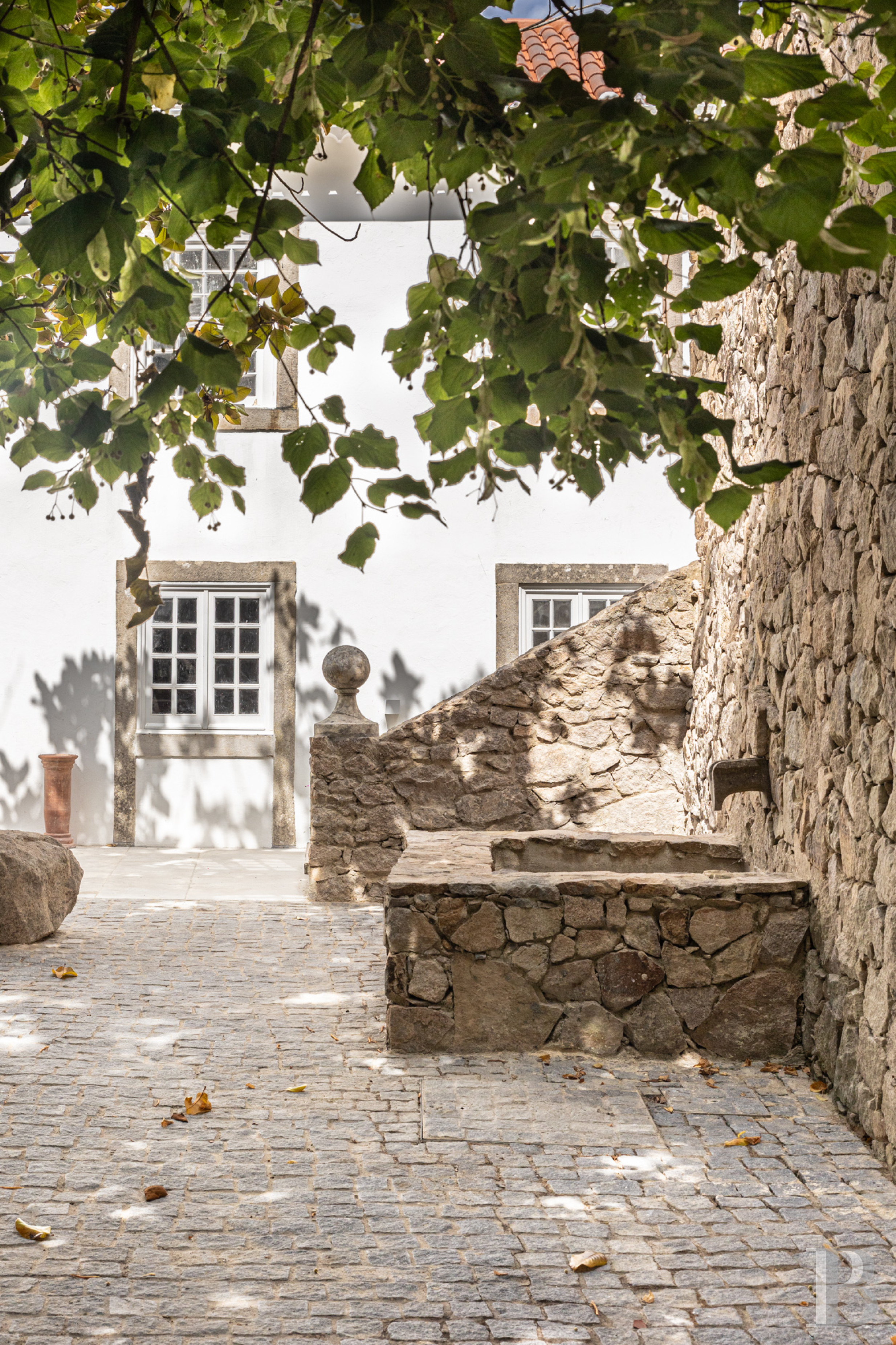 A proximité de Lisbonne, à l’entrée du parc naturel de Sintra-Cascais, une maison de village avec jardin, terrasses et patios - photo  n°2
