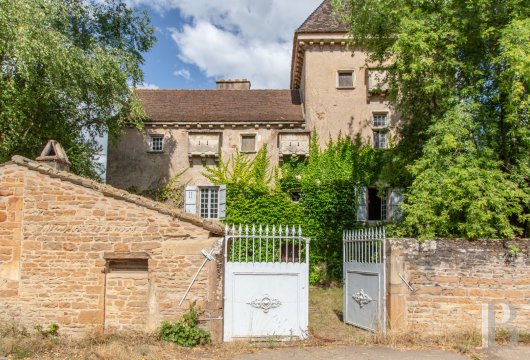 bourgogne - En Bourgogne, aux portes de Mâcon et de son vignoble, une tour et son logis du 16ème siècle.