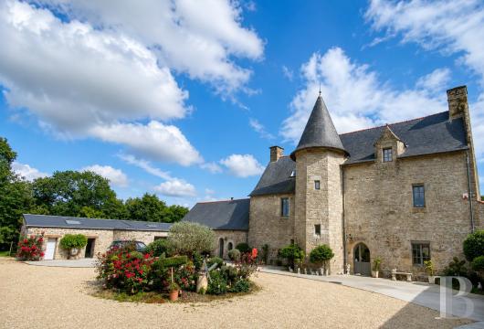 bretagne - En Bretagne, dans le Trégor, à 30 min de la mer, un manoir du 16e s., son parc de 3 ha et sa piscine chauffée.
