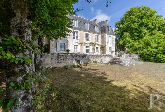 poitou-charentes - Dans une commune touristique de la Vienne, un petit château du 18e s., son pavillon et son jardin de 3 000 m²