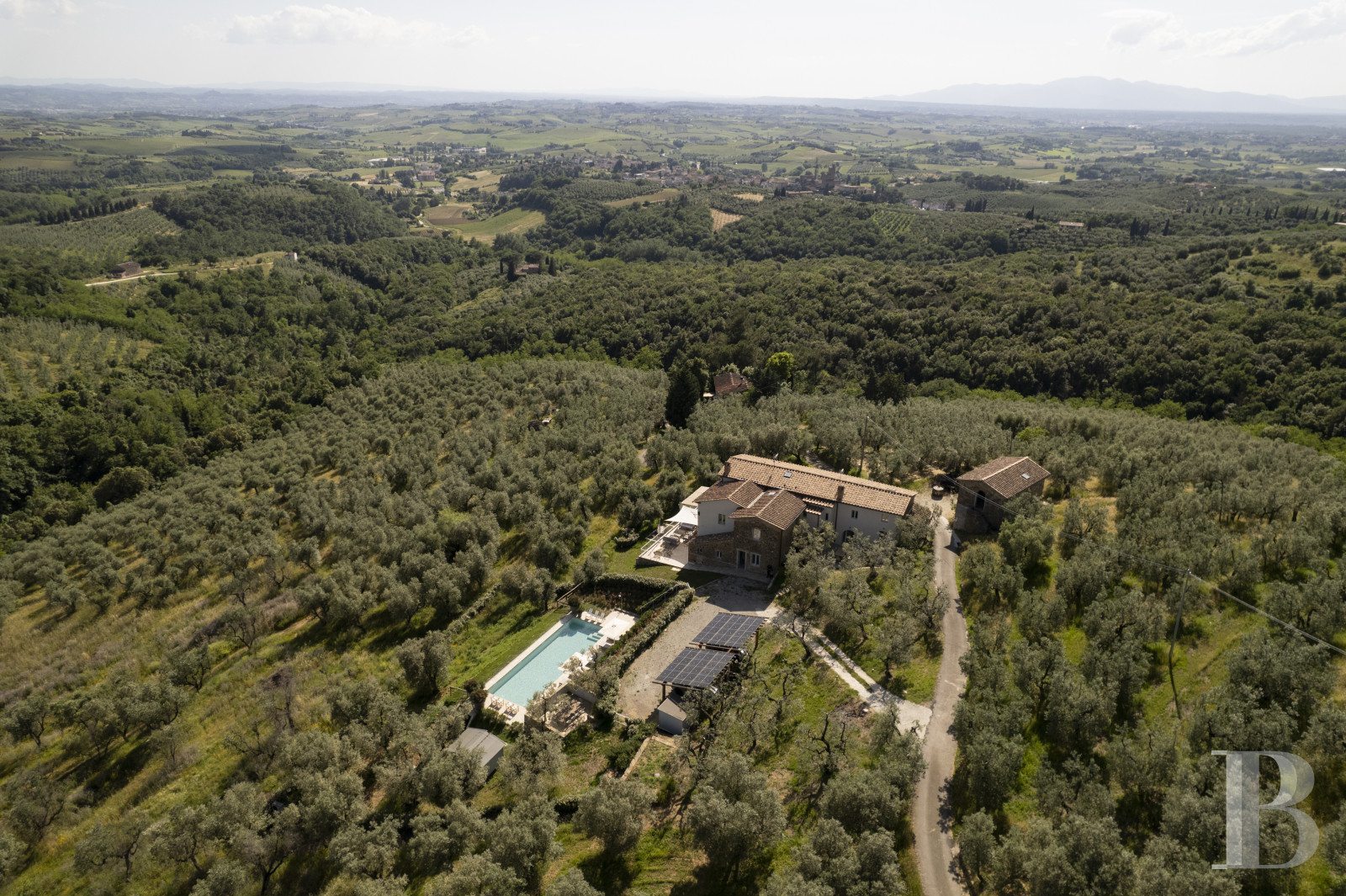 En Toscane, au nord de Vinci et non loin de Florence, une ancienne ferme du 19e siècle au milieu des oliviers - photo  n°1