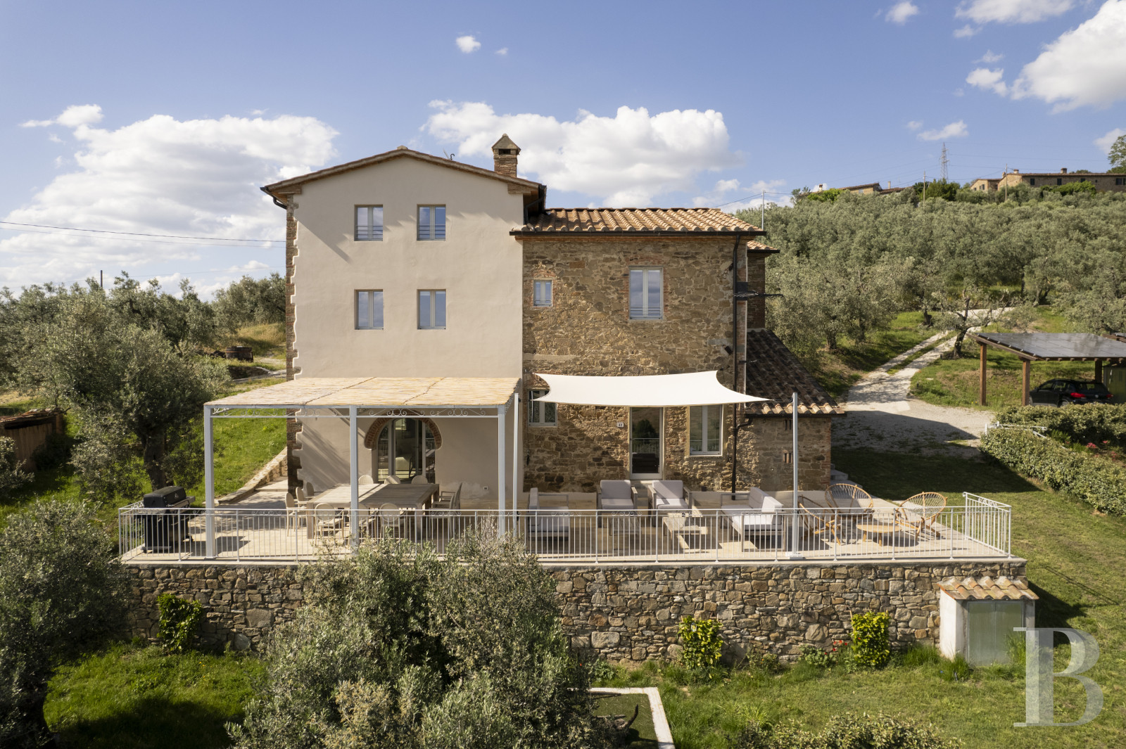 En Toscane, au nord de Vinci et non loin de Florence, une ancienne ferme du 19e siècle au milieu des oliviers - photo  n°5