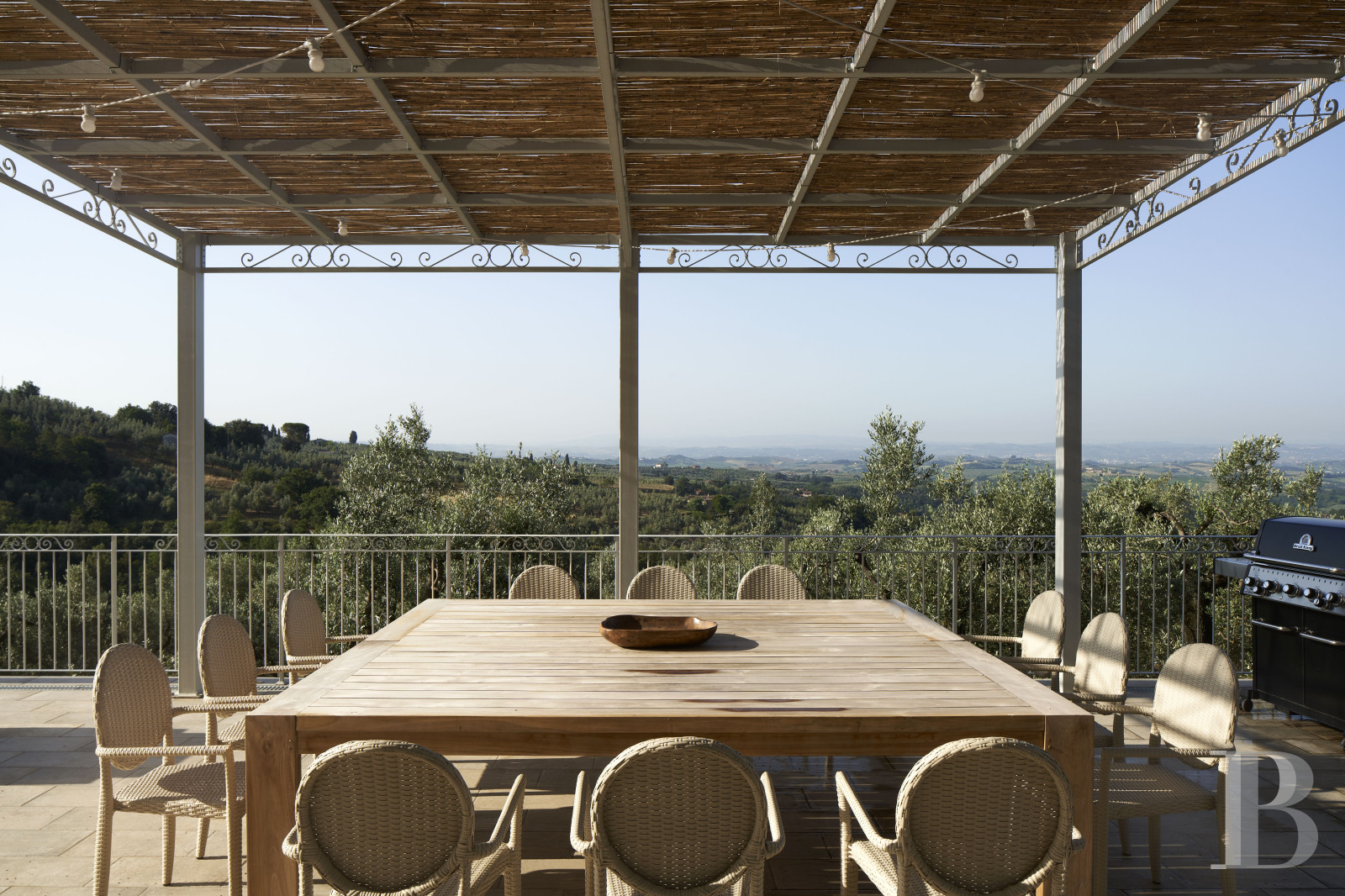 En Toscane, au nord de Vinci et non loin de Florence, une ancienne ferme du 19e siècle au milieu des oliviers - photo  n°6