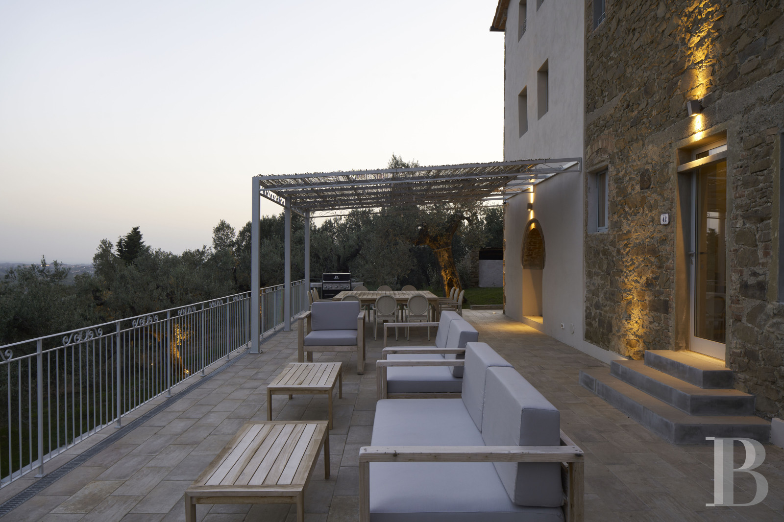 En Toscane, au nord de Vinci et non loin de Florence, une ancienne ferme du 19e siècle au milieu des oliviers - photo  n°29