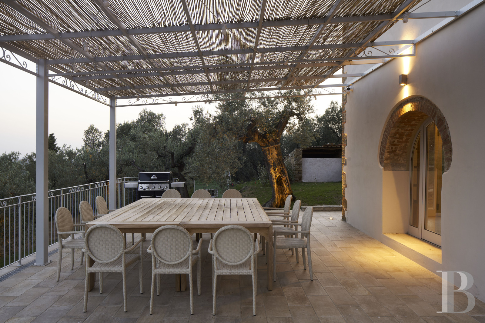 En Toscane, au nord de Vinci et non loin de Florence, une ancienne ferme du 19e siècle au milieu des oliviers - photo  n°28