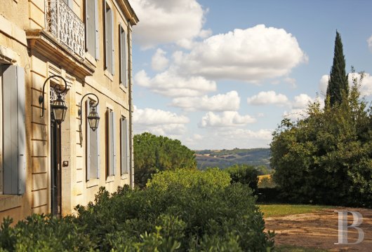 midi-pyrenees - Dans le Gers, face à la ville historique de Lectoure,  un château du 19e s., ses dépendances et sa piscine, dans 7,5 ha de nature