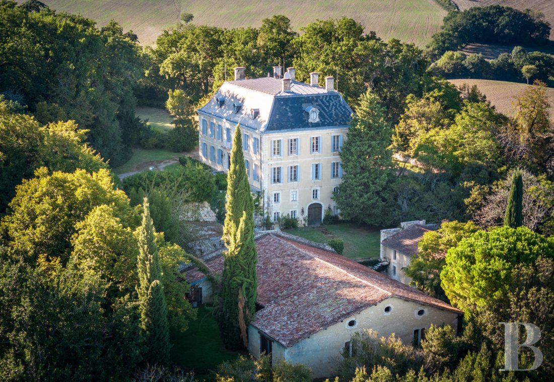 Castles / chateaux for sale - midi-pyrenees - An elegant 19th-century house with a pool, outbuildings and 7.5 hectares of grounds, five minutes from a vibrant, picturesque town in the Lomagne area of south-west France