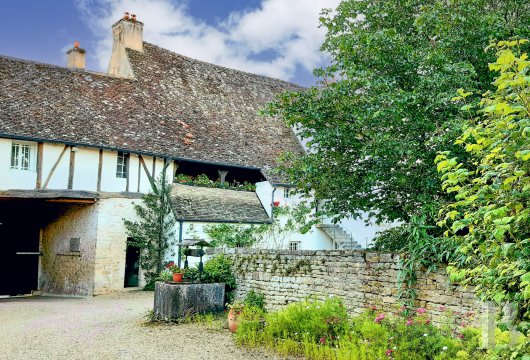 bourgogne - En Bourgogne, près de Beaune, un vaste ensemble immobilier des 17e s., 18e s. et 20e s. entre cours, jardins et immeubles de rapport