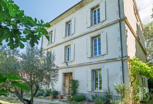 provence-cote-dazur - Aux abords d’un village perché du Luberon oriental, une maison de maître du 18e s. et son jardin ombragé, entourée de nature