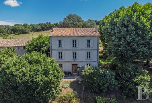 provence-cote-dazur - An 18th century manor house with a shaded garden, surrounded by nature, on the outskirts of a village perched on the eastern flanks of the Luberon Mountains