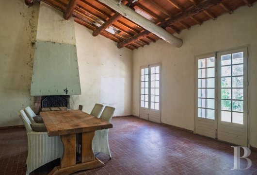 character properties France provence cote dazur   - 14
