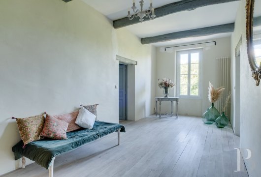 character properties France provence cote dazur   - 10