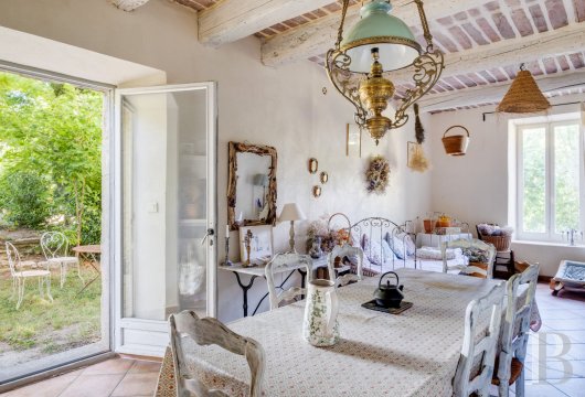 character properties France provence cote dazur   - 8