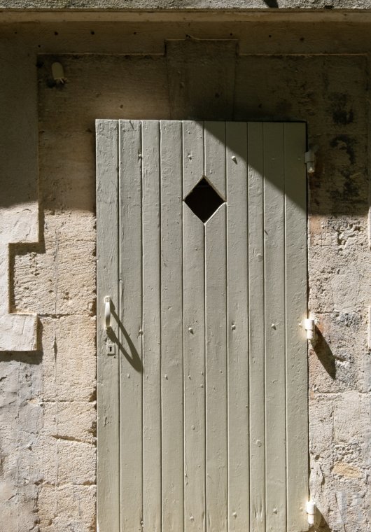 character properties France provence cote dazur   - 13