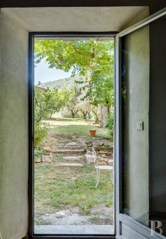 character properties France provence cote dazur   - 7