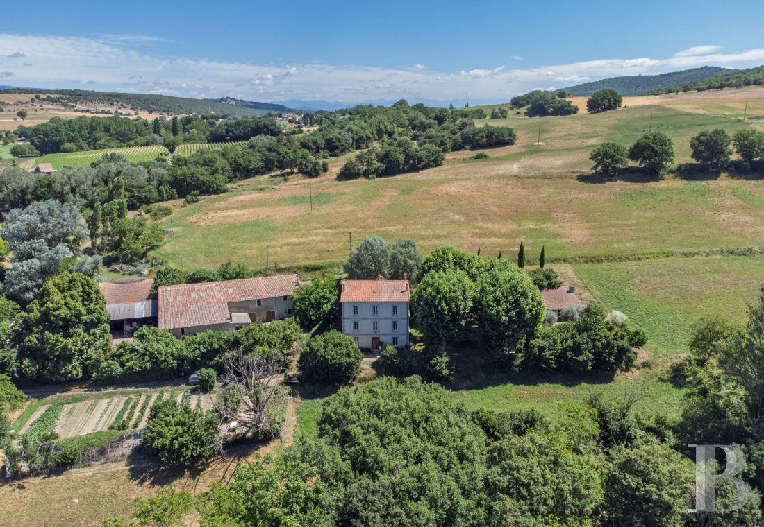 character properties France provence cote dazur   - 17