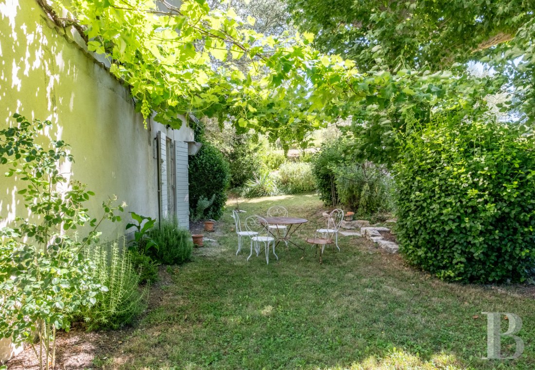 character properties France provence cote dazur   - 16