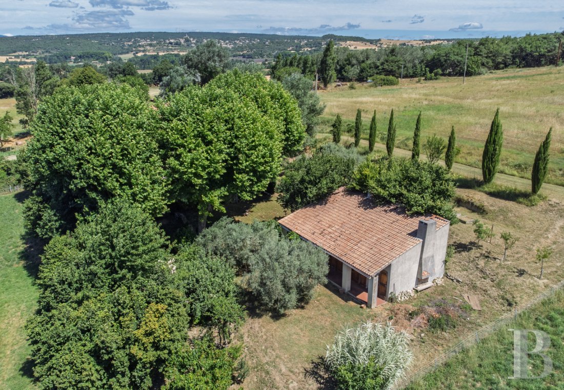 character properties France provence cote dazur   - 12