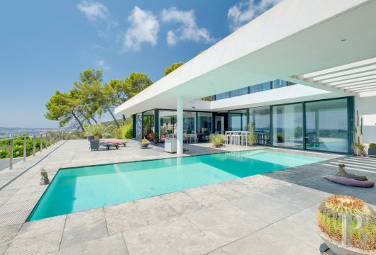 paca - Dans les hauteurs de Toulon, sur un terrain de 4 000 m², une maison californienne avec vue panoramique jusqu'à la mer