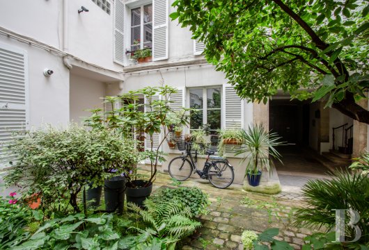 paris - Entre les rues de Sèvres et du Cherche-Midi, au calme d'une ruelle, un appartement familial de charme et ses quatre chambres
