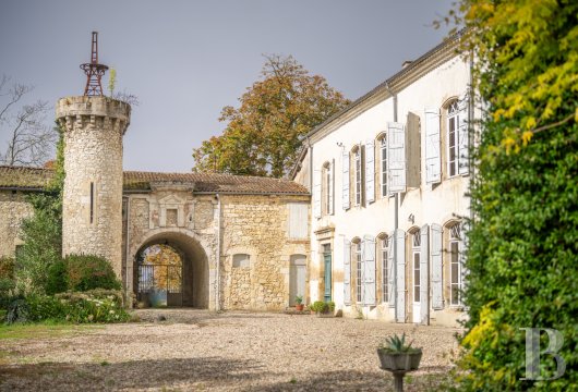 midi-pyrenees - Entre Bordeaux et Toulouse, proche de Lectoure, un château de 1 200 m² remanié au 18e s., ses vastes dépendances et son parc de 14 ha avec douves