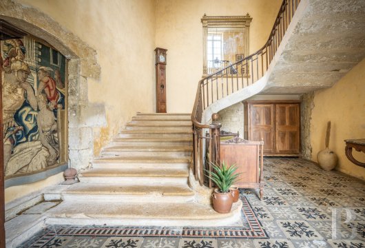 midi-pyrenees - À 100 km de Toulouse, dans le Gers, un château de 1 200 m² remanié au 18e s., ses vastes dépendances et son parc de 14 ha avec douves