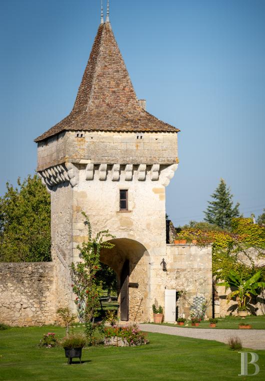 An 11th-century family château bordering the Dordogne in the north-east of Gironde - photo  n°2