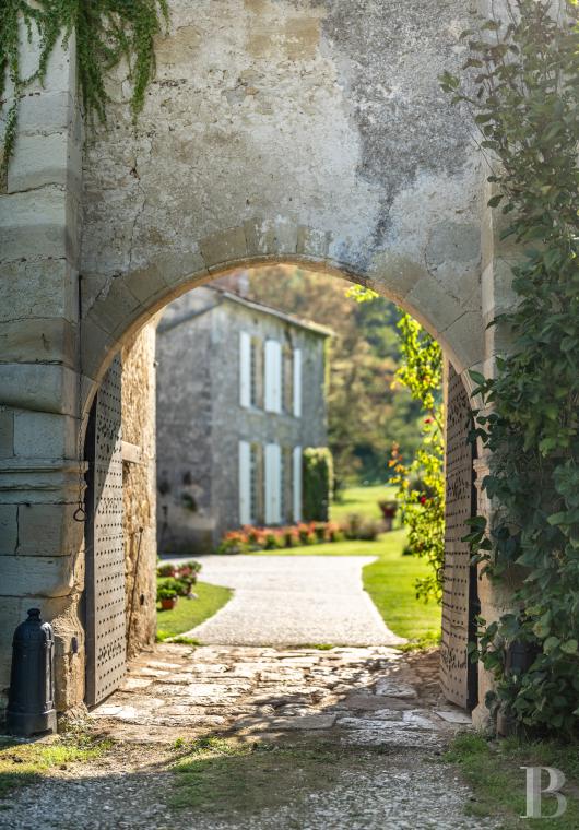 An 11th-century family château bordering the Dordogne in the north-east of Gironde - photo  n°3
