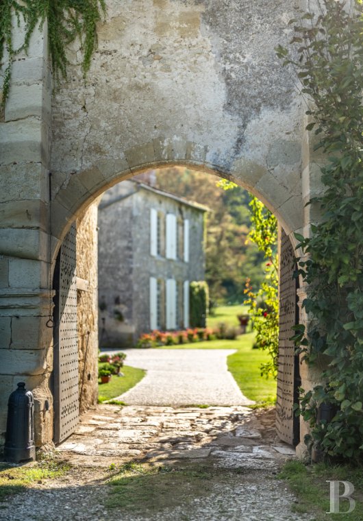 Au nord-est de la Gironde, en limite de la Dordogne, un château de famille du 11e siècle - photo  n°3