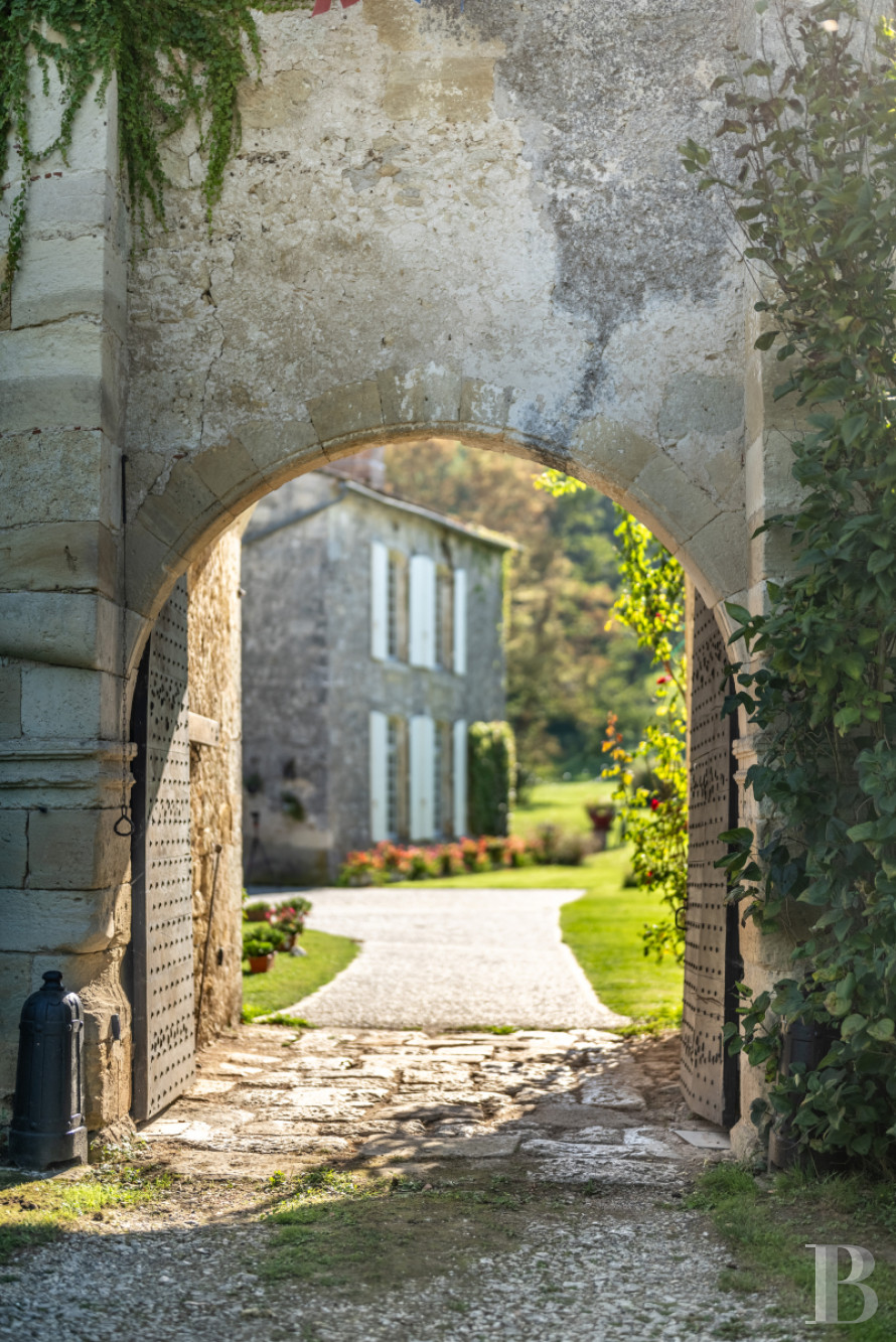 An 11th-century family château bordering the Dordogne in the north-east of Gironde - photo  n°3