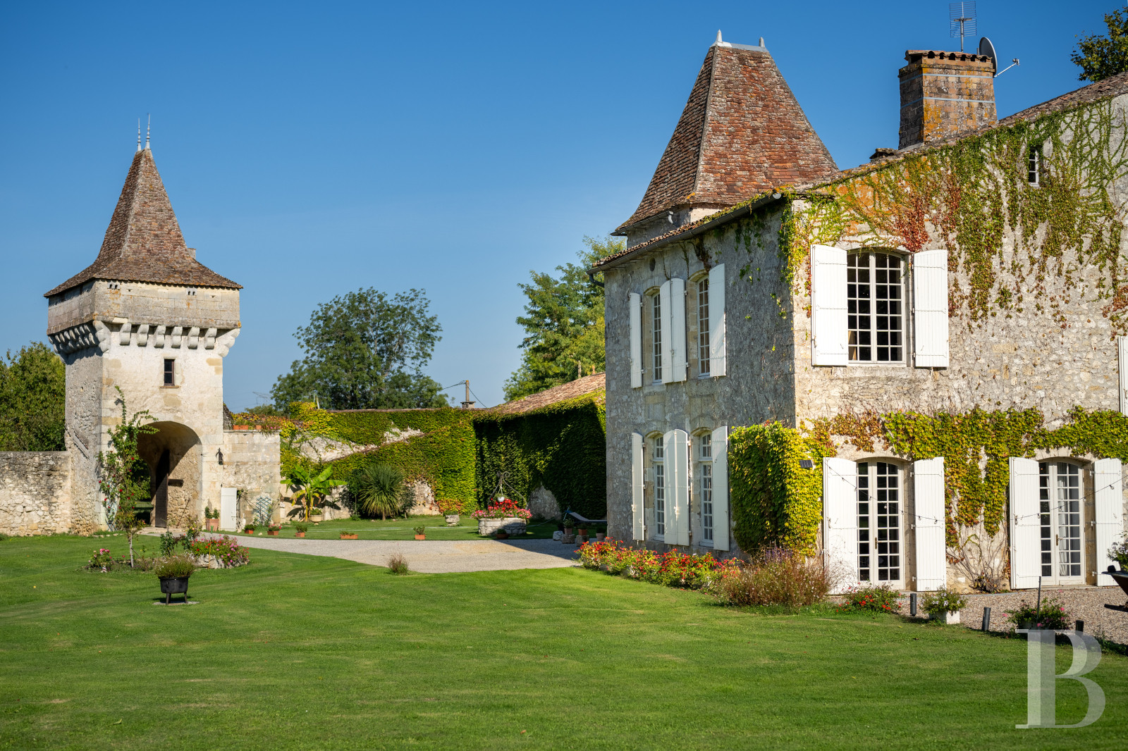 An 11th-century family château bordering the Dordogne in the north-east of Gironde - photo  n°4
