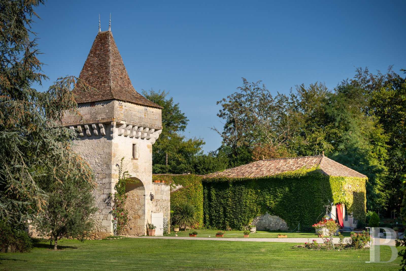 An 11th-century family château bordering the Dordogne in the north-east of Gironde - photo  n°40