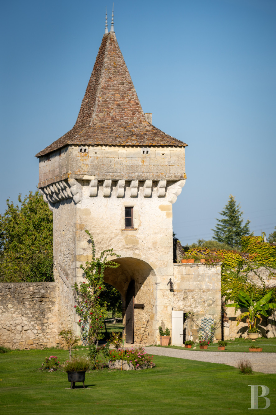 An 11th-century family château bordering the Dordogne in the north-east of Gironde - photo  n°2
