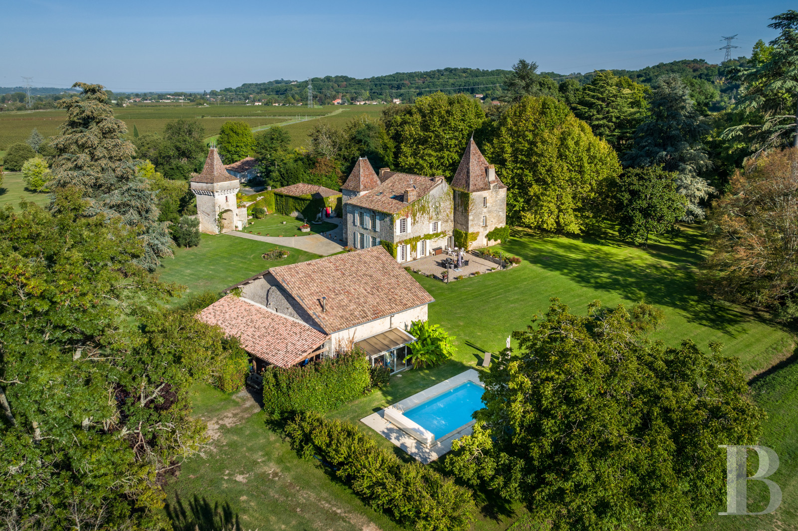 An 11th-century family château bordering the Dordogne in the north-east of Gironde - photo  n°1