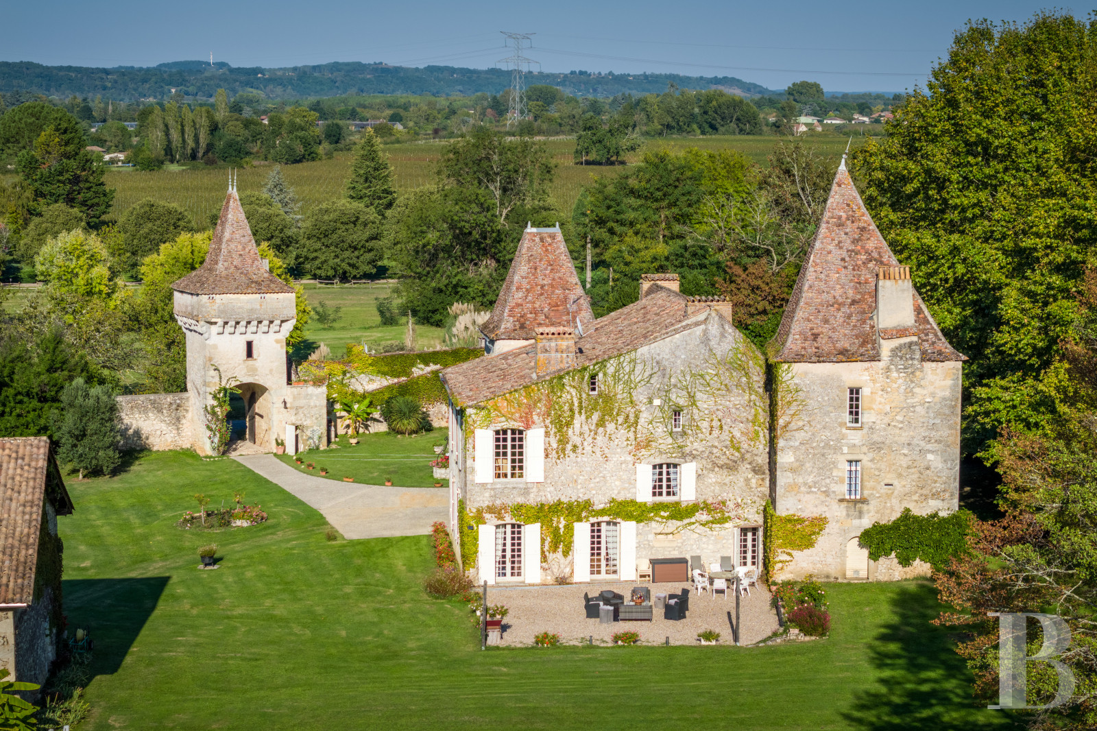 An 11th-century family château bordering the Dordogne in the north-east of Gironde - photo  n°35