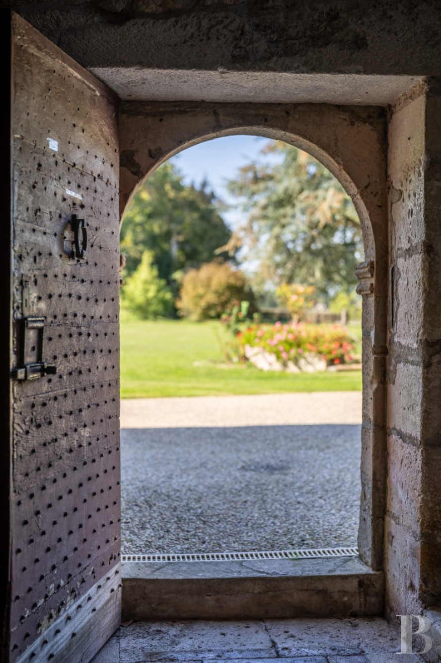 An 11th-century family château bordering the Dordogne in the north-east of Gironde - photo  n°37