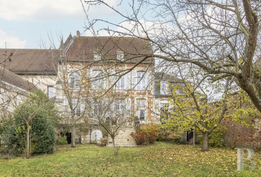 picardie - À 1 h 30 de Paris, un hôtel particulier du 17e s.  face à la cathédrale de Noyon
