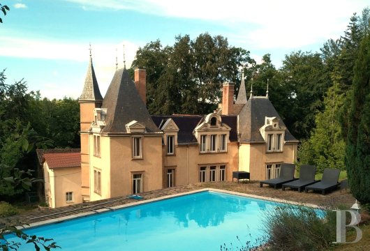 rhones-alpes - Au nord-ouest de l'Isère, dans son manteau verdoyant, un château du 19e s. et son parc de 14,5 ha