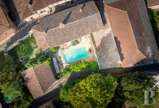midi-pyrenees - À 40 min de Toulouse et de son aéroport international et 30 min de Montauban,  une maison de village du 18e s. aux volumes généreux, son jardin et sa piscine