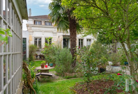 ile-de-france - An old orangery converted into a splendid house with annexes, a lush garden and an Italian ambience, just east of Paris in the town of Neuilly-Plaisance