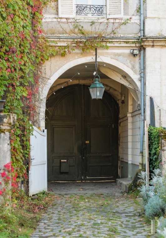 À Malesherbes, dans le Loiret, l’ancienne dépendance du château de Rouville et son jardin en lisière de forêt - photo  n°2