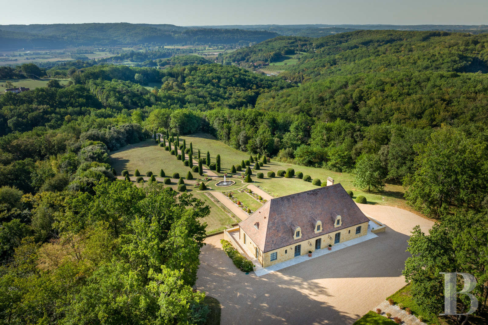 A country manor built in 17th century Périgord style south of Sarlat-la-Caneda in the Dordogne - photo  n°1
