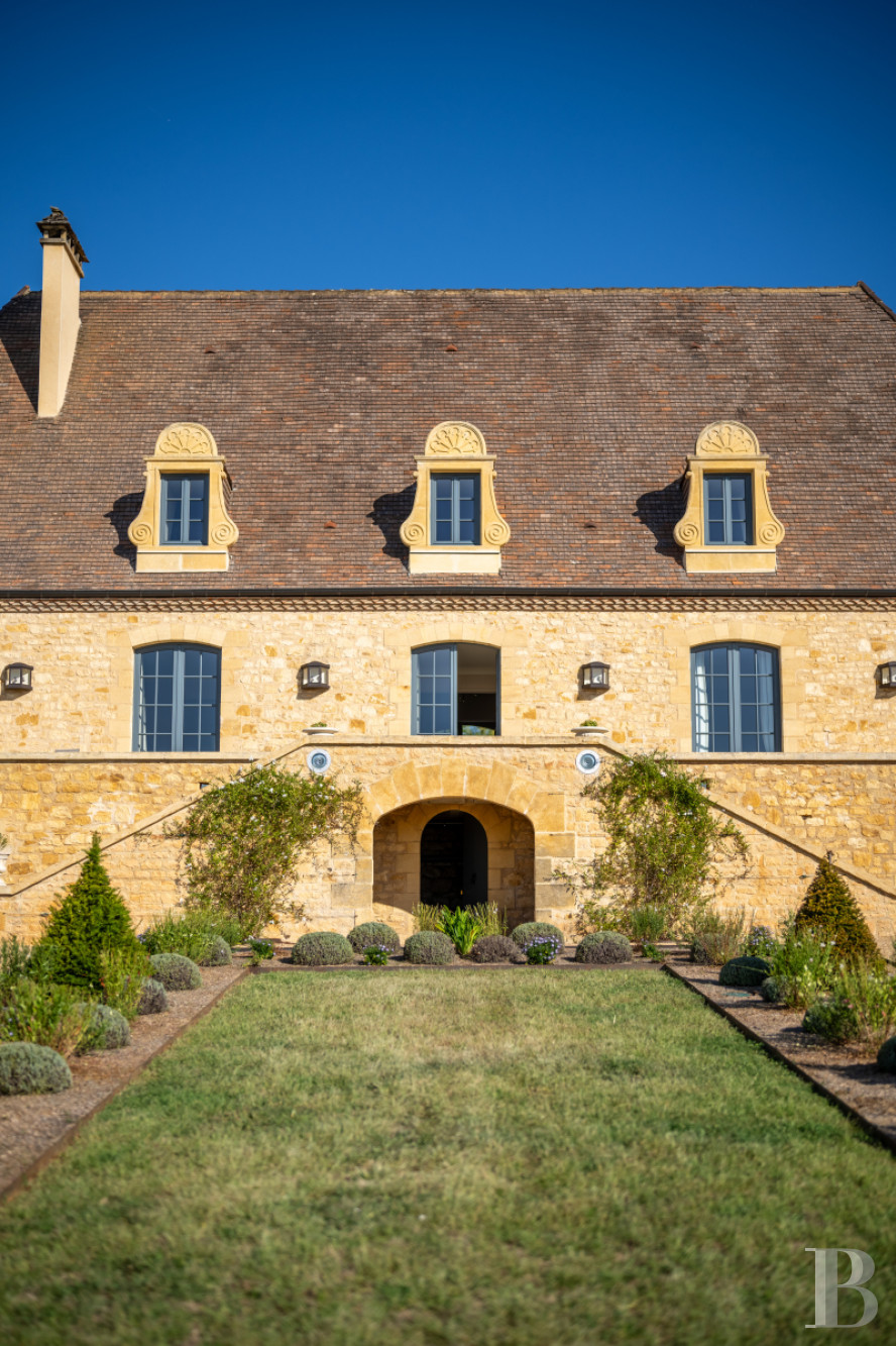 A country manor built in 17th century Périgord style south of Sarlat-la-Caneda in the Dordogne - photo  n°3