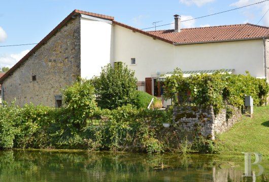 champagne-ardennes - En Haute-Marne, dans la vallée de la Blaise, une maison de vacances au bord de l'eau