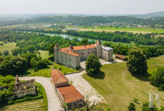 rhones-alpes - À 1 h de Lyon, entre vignobles du Bugey et étangs de la Dombes, un château du 16ᵉ s. ses dépendances, son parc de 5 ha et ses vignes