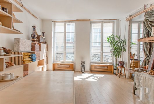 paris - Dans le 6e arrondissement et le quartier de la Monnaie, à deux pas de la Seine,  un appartement de 50 m² aux volumes amples, dans un hôtel du 18e s. inscrit MH
