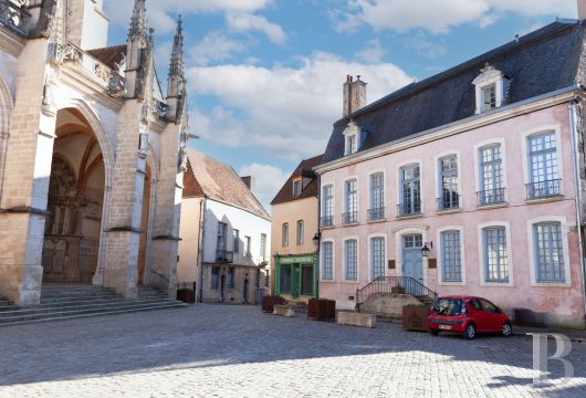 burgundy - An authentic 18th-century townhouse converted into a B&B and restaurant  in the heart of the historic district of Semur-en-Auxois 