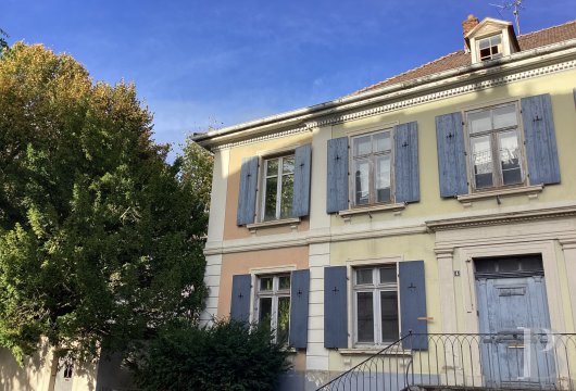 alsace - Dans le centre historique de Mulhouse,  un hôtel particulier du début du 19e s., à réhabiliter, et son jardin clos arboré