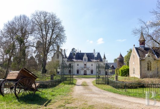 pays-de-loire - Entre vignes et fleuve, dans un domaine de 6 ha, un château emblématique du Saumurois