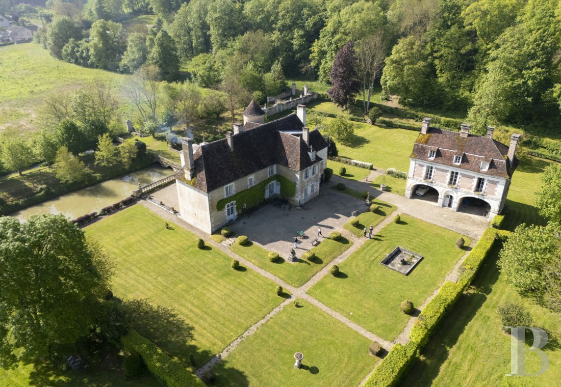 châteaux &agrave; vendre - bourgogne - À 2 h de Paris, un château de style Renaissance inscrit MH, entouré de ses douves en eau, son jardin à la française et ses 6 ha de terres